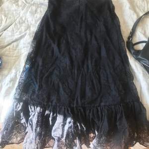 skitsnygg svart lång kjol i strl M med spetsdetaljer, aldrig använd endast prövad!