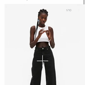 Monki jeans  - Jag säljer dessa jättefina yoko jeans från monki.Köptes detta året för ca 400 kr men jag säjer dom för 270kr.Jeansen har inga skador och är i bra skick!