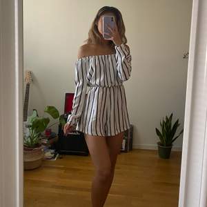 Mycket bra skick. Jättefin randig playsuit från Missguided 🖤🤍