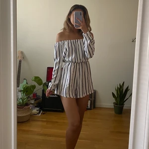 Missguided off-the-shoulder play suit storlek 34 - Mycket bra skick. Jättefin randig playsuit från Missguided 🖤🤍