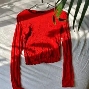 En röd, tunnare tröja från Bik Bok med ”lettuce-kanter”. Använd men i mycket fint skick 🐞