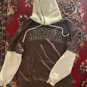 cool hoodie - hoodie med t-shirt ärmar. fint skick! den är one size, sitter lite oversized på mig:)