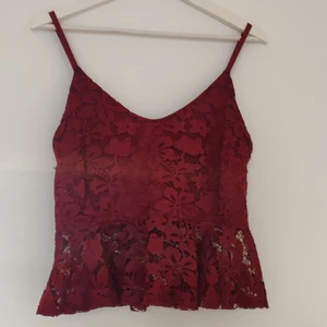 Topp i spets - Linne i spets köpt utomlands, lapp är bortklippt, storlek M eller L. Används två tre gånger, kommer inte till användning längre. 