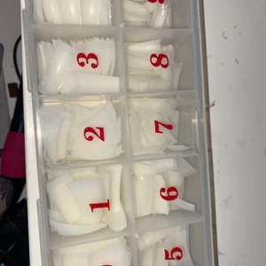 Nageltippar - Två olika lådor med nageltippar ena i neutral färg och andra i vit färg 500st i varje Ask, båda för 150kr eller 1 för 90kr  nypris 149kr/st 