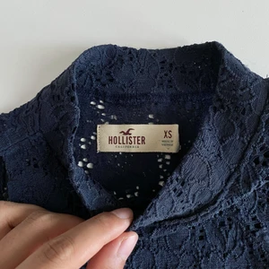 Hollister topp - En såå snygg crop top från Hollister! I nyskick! Priset är inklusive frakt!