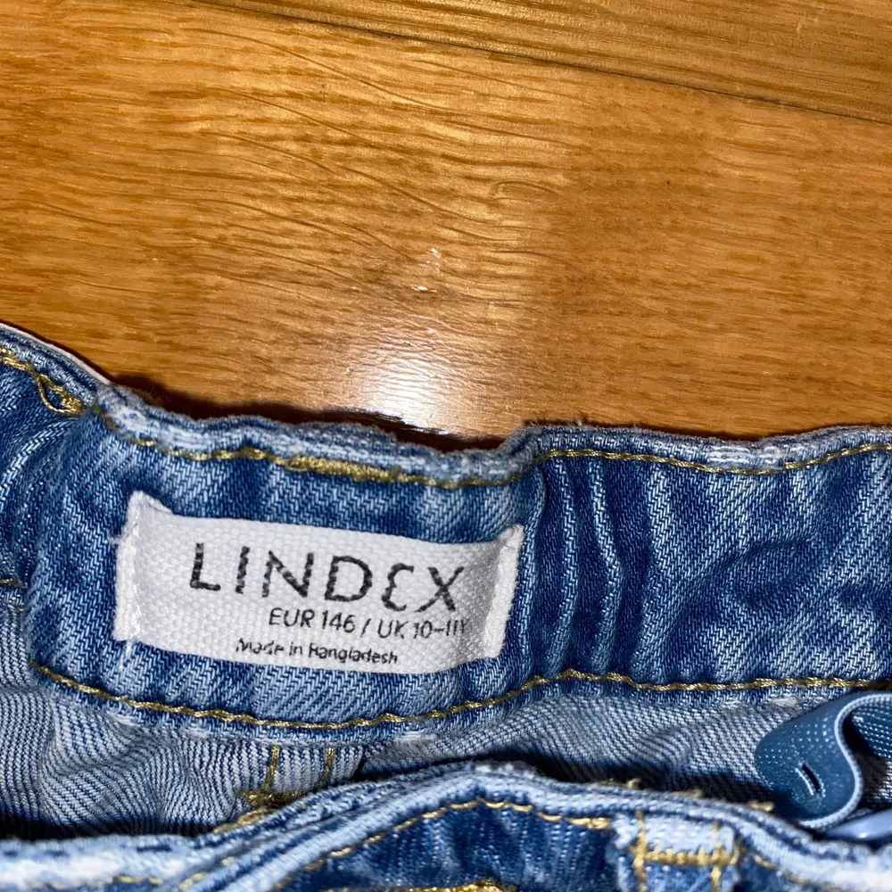 Säljer dessa jätte fina lite pösigare och rakare modell på jeans som tyvärr är lite korta för mig, dom sitter bra i midjan och är justerbara men eftersom dessa är barnjeans så är dom lite korta för mig, annars passar dom super bra längden är det enda problemet, och jag är ca 158-160 dom är köpta från Lindex förra våren 2020 och är i jätte fint skick<3. Jeans & Byxor.