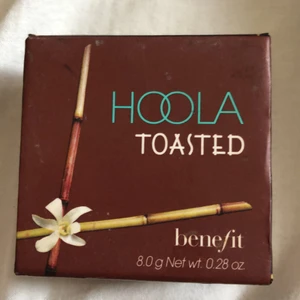 Benefit hoola bronzer  - Benefit hoola bronzer, köpte för någon månad sen och använd bara några få gånger så den har bara legat i smink lådan❤️ som ni ser så är den inte så använd så man ser texten fortfarande, nypris va ca 300kr och jag tänkte sälja för 50kr + frakt ❤️