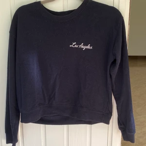 Croppad tröja med LA tryck - Croppad marinblå tröja från pull&bear med los angels tryck 