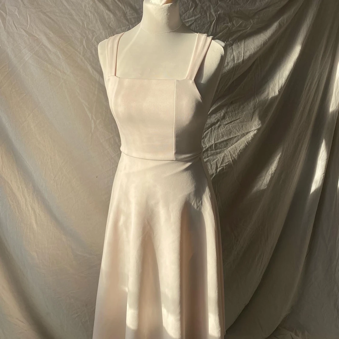 Super fin klänning med fyrkantig halsringning! - 90