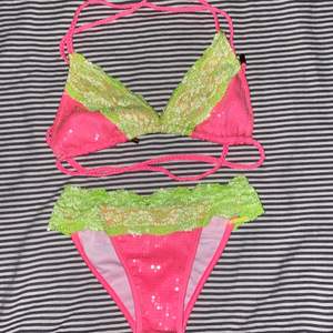Bikini med rosa paljetter och grön spets från To die for i storlek S, aldrig använd