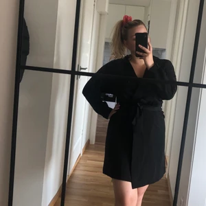 Svart kavaj-klänning  - Säljer en svart kavajklänning från Gina Tricot i storlek 42. Superskön att använda nu i sommar. Köparen står för frakten🌸