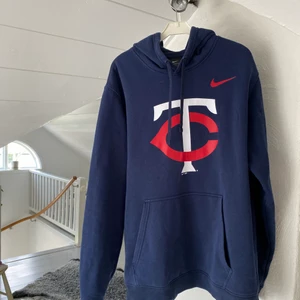 Nike Hoodie - En mörkblå snygg Nike hoodie i storlek XL, modellen är 183 cm! Skriv om du undrar något💙