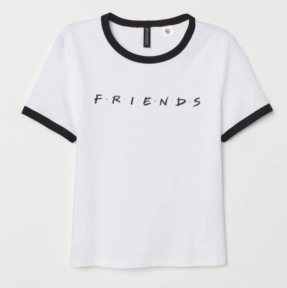 Säljer denna t-shirt i storlek xs från h&m. Inköpt för 79kr. Väldigt fin och sparsamt använd. 💕köpare står för frakten💕pris kan diskuteras🤍. T-shirts.