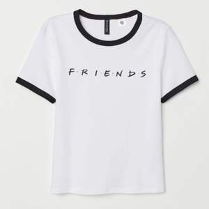 Säljer denna t-shirt i storlek xs från h&m. Inköpt för 79kr. Väldigt fin och sparsamt använd. 💕köpare står för frakten💕pris kan diskuteras🤍