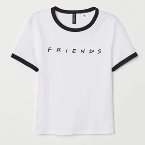 T-shirt  - Säljer denna t-shirt i storlek xs från h&m. Inköpt för 79kr. Väldigt fin och sparsamt använd. 💕köpare står för frakten💕pris kan diskuteras🤍