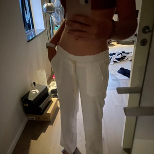 Linne byxor - Oanvända linne byxor från Roxy🔥🔥, ej använda då jag redan har ett par i en större storlek. Perfekta nu till sommaren🌸 ☀️🌻frakt betalas av köparen. OBS säljs endast vid bra bud eller köp direkt för 700