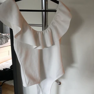 Snygg body  - Vit body från Nelly!! Köparen står för frakten!!💕☺️