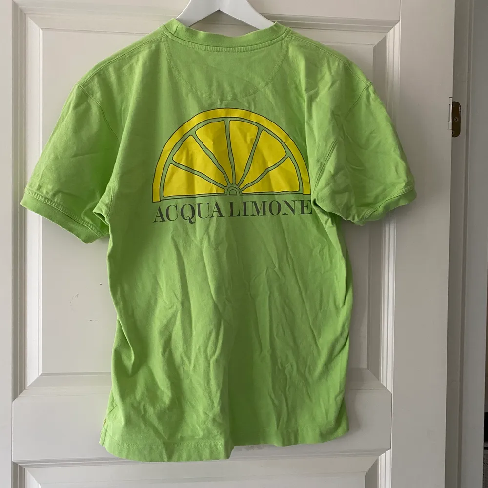 Jättefin Acqua limone tröja i nyskick, den är aldrig använd. Färgglad och fin perfekt till sommaren. Pris kan diskuteras. Kostar som ny: 600kr. T-shirts.
