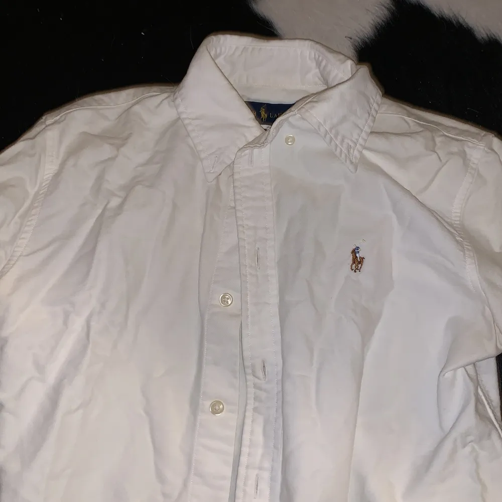 En fin Ralph damskjorta i vitt! Knappt använd och inköpt för över 1000kr. . Skjortor.