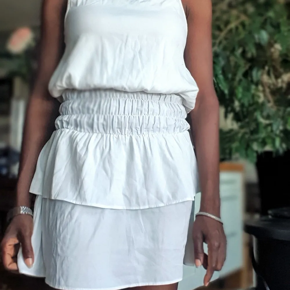 Säljer min söt vit unik vologoklänning som har fint still på ryggen och man kan ha den I olika stil. Säljer den eftersom jag är tröja med den.Finns fler bilder och kopare står på frakt .Då kameran tog inte bra bilder . Klänningar.