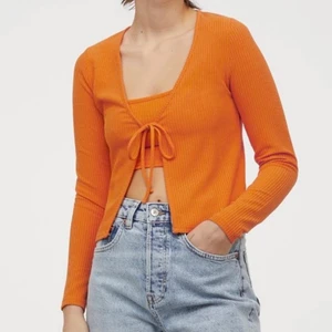 Snygg orange kofta  - En kofta ifrån hm som aldrig är använd. Prislappen sitter fortfarande på. Storlek L. Kom med prisförslag! 😊