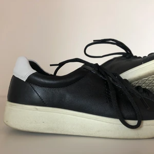 Sneakers i läder - Vet ej om det är äkta läder eller inte. Köparen står för frakten🦋💕