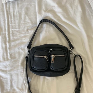 Liten noellaväska i skin - Använd en gång. Ordinarie pris ca800. Skriv privat för fler bilder❤️ betalning via swish 