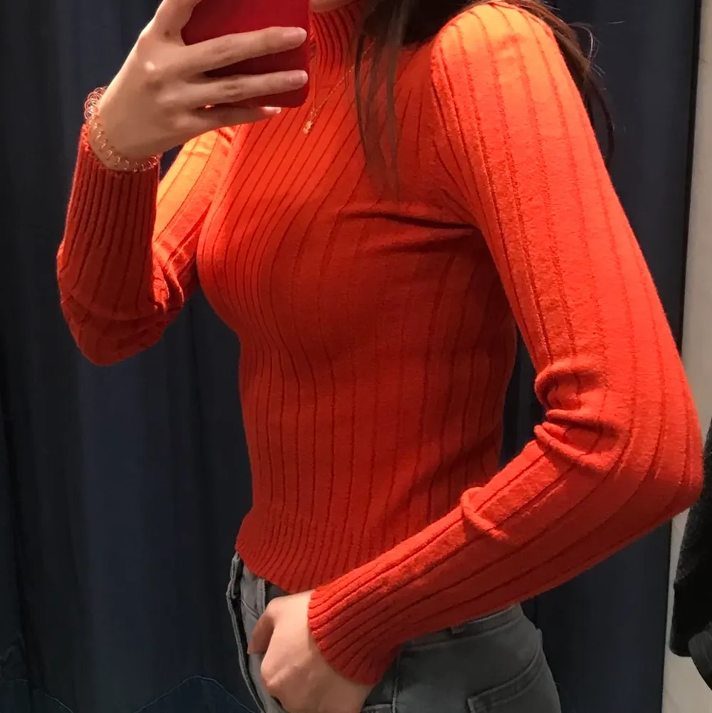 Super fin stickad tröja med halvpolokrage från Urban Outfitters. Materialet är stretchigt. Tröjans färg är röd/orange. . Tröjor & Koftor.