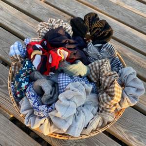 Scrunchies gjorda av stuvbitar, finns alla möjliga färger, mönster och material. Massa olika sorters tyg och vissa är större (väldigt bra om man har tjockare hår) . Finns massa fler bilder och färger, bara fråga 😊☀️  Oanvända! 