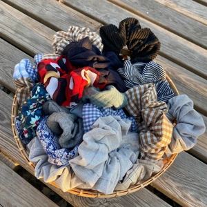 Scrunchies ✨ - Scrunchies gjorda av stuvbitar, finns alla möjliga färger, mönster och material. Massa olika sorters tyg och vissa är större (väldigt bra om man har tjockare hår) . Finns massa fler bilder och färger, bara fråga 😊☀️  Oanvända! 