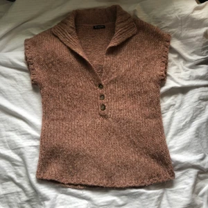 Stickad väst från Massimo Dutti - Lila-brun stickad väst. Supermysig! 