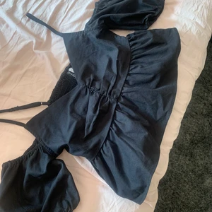 Svart topp - Jätte söt svart topp köpt på H&M, helt ny inte ens testad men har tappat bort kvittot så kan inte lämna tillbaka den💞 köparen står för frakt