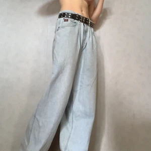 Baggy jeans i polarstuk (att sy om för den händige?) - Riktigt feta oversize jeans. Patches med texten “psycho cowboy”. Kan bäras av flera storlekar (jag är S/68 cm midja och 177 lång) ,med eller utan skärp, eller sys in till önskad storlek. Midjemått 90 cm i omkrets, innerbenslängd 71 cm. Buda från 50 kr!