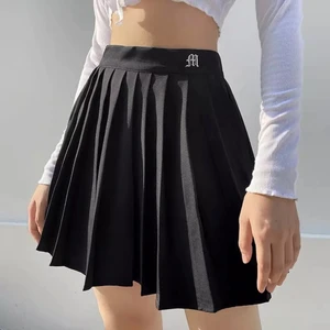 Tennis kjol - Högmidjad svart tennis kjol med shorts under. Köpt från aliexpress. Kostade 150kr plus frakt och tull.