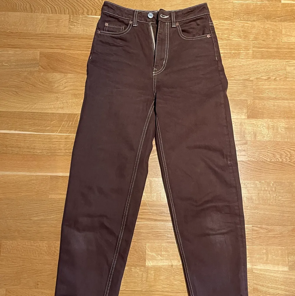 Super fina jeans från weekday i storlek w 24 & L 28. Bruna jeans som sitter jättefint på och sitter bra på mig som är 165! Ordinarie pris 500kr!!!!. Jeans & Byxor.
