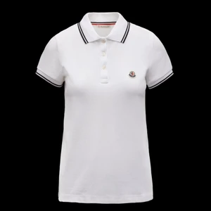 Moncler äkta piké tshirt  - Säljer min nästan oanvända äkta Moncler pike tshirt. Den är i perfekt skick, använt Max 2ggr. Köpt för 2100kr har kvitto på det också. 