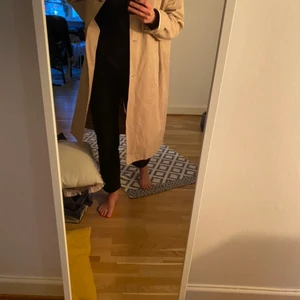 H&M trenchcoat  - Fin och knappt använd trench. 