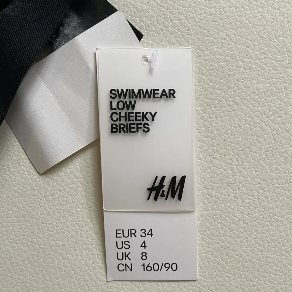 Helt nya bikinibyxor från H&M, lappen är kvar! Strl 34. Säljer då jag har för mycket bikinis ❤️. Övrigt.