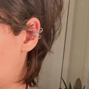 Smycken med fjärilar - Säljer silvriga ”örhängen” och ringar med fjärilsmotiv! De är handgjorda av ståltråd och kostar 39kr styck!🦋✨