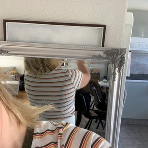 T-shirt  - Söt t-shirt från bikbok. Storlek L men skulle säga att den är något liten i storlek. Köpt för cirka 2.5 år sen så kommer inte ihåg nypris. Knappt använd☺️💕