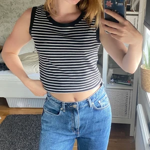 Randig väst - Randig väst i storlek M🥰 I bra skick🧚🏼‍♀️ Obs har vikt upp den på första bilden😝