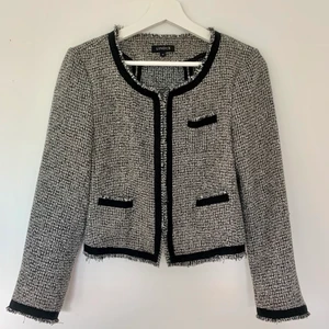 Tweedkavaj i toppskick/ stl 36/ kavaj i tweed - Säljer min fina tweedkavaj i storlek 36, då den är för liten för mig. Kavajen har fina sömmar och integrerade knäppen framtill. Använd en gång, från Lindex. Går inte att få tag på längre. 100 % polyester. Jackan har tre små fickor fram. Nypris 900 kr.