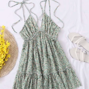 Rygglös sommarklänning  - Så fin sommarklänning med öppen rygg och justerbara band!💕