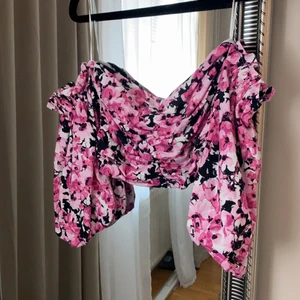 Sommar tröja - Jättefin sommartröja från Gina. Använd endast 1 gång på ett bröllop. Passar perfekt i storlek M. Den är offshulders med fina små armar. Passar perfekt till en härlig sommarfest.