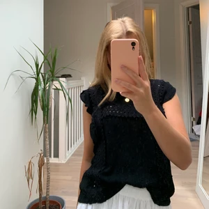 Svart blus  - Jättefin svart blus från stradivarius. Volanger på ärmarna och fina broderier. Frakt tillkommer 66 kr.