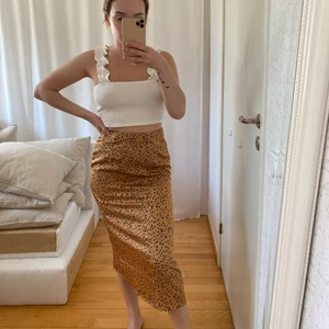 Satinkjol storlek S - Ny satinkjol i storlek S. Guld/brun/gyllene med svarta prickar. GRATIS FRAKT!