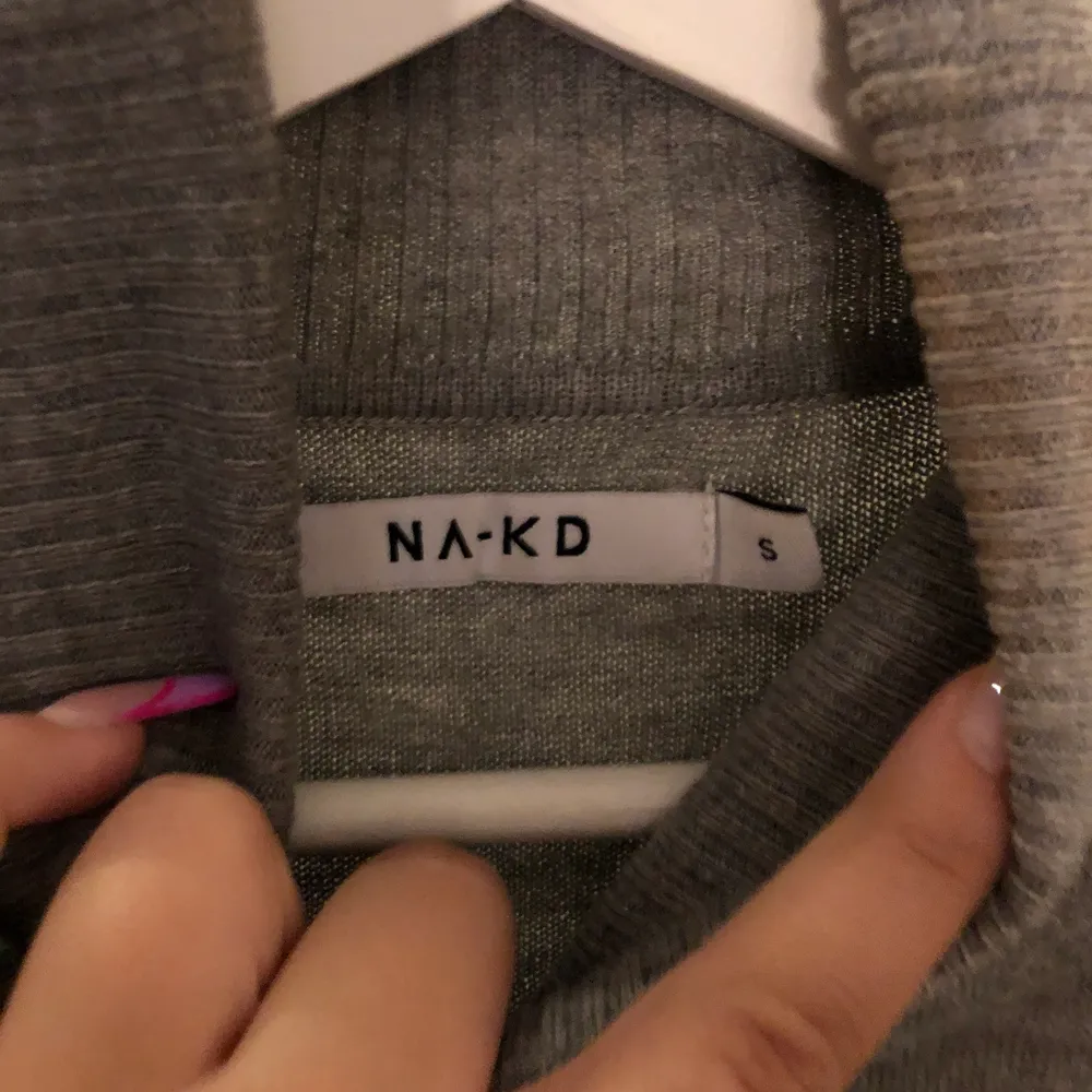 En grå polo tröja ifrån NA-KD i stl s.. Tröjor & Koftor.