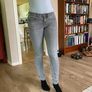 Skinnyjeans från ginatricot - Sköna, något stretchiga jeans av modell Alex från gina tricot. Storlek S, funkar för mig som brukar ha M. Lagom långa för mig som är 168 cm. Gott men använt skick. Mer detaljerade bilder kan skickas! 45 kr frakt tillkommer 😊