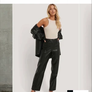 Skinnbyxor, nakd - Skinnbyxor från nakd, använda 2 gånger. Storlek 36, Ops stor i storleken. Nypris 499 kr, mitt pris 299 + frakt 