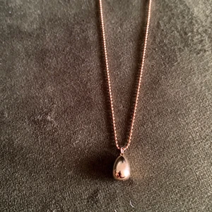 Guldpläterat brons-halsband - Kostade ursprungligen 400kr. Kan hämtas, mötas upp om i närheten eller levereras, köparen står för frakt